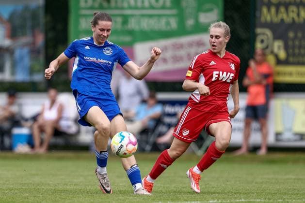 from left Lea Bantin SSC Hagen Ahrensburg, 9 and Ana Carolin Hoffmann SpVg Aurich, 20 in duel, duel, dynamics, action, action, match scene, 22 06 2025, Worpswede Germany , Soccer, promotion match Regionalliga Nord Women, SpVg Aurich SSC Hagen Ahrensburg xobx
