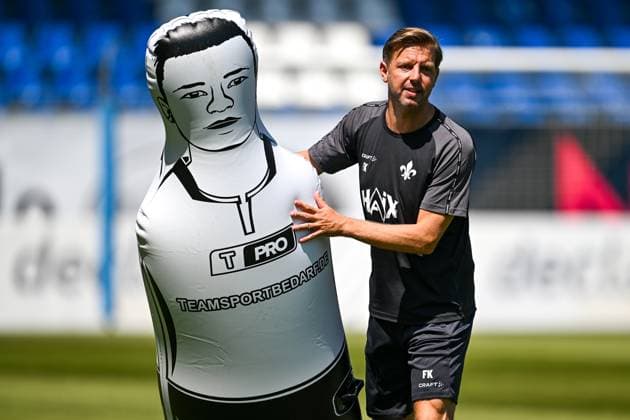 Sport Themen der Woche KW25 Sport Bilder des Tages Florian Kohfeldt (SV Darmstadt 98, Trainer) beim Training, GER, Trainingsauftakt, SV Darmstadt 98 Fussball, 2. Bundesliga, Spielzeit 2025 2026, 22.06.2025 GER, Trainingsauftakt, SV Darmstadt 98 Fussball, 2. Bundesliga, Spielzeit 2025 2026, 22.06.2025 Darmstadt *** Florian Kohfeldt SV Darmstadt 98, Coach at training, GER, Training kick-off, SV Darmstadt 98 Football, 2 Bundesliga, Season 2025 2026, 22 06 2025 GER, Training kick-off, SV Darmstadt 98 Football, 2 Bundesliga, Season 2025 2026, 22 06 2025 Darmstadt Copyright: xEibner-Pressefoto FlorianxWiegandx EP_FWD