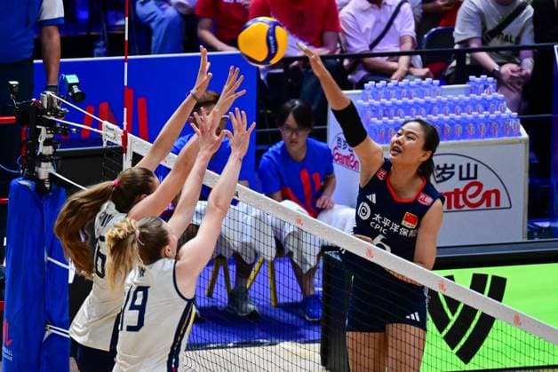(250622) -- HONG KONG, June 22, 2025 -- Gong Xiangyu (R) of China competes during the Pool 5 match between China and Italy at the Women s Volleyball Nations League (VNL) 2025 in Hong Kong, south China, June 22, 2025. ) (SP)CHINA-HONG KONG-VOLLEYBALL-NATIONS LEAGUE-WOMEN-CHINA VS ITALY (CN) ZhuxWei 