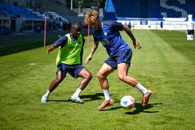 Merveille Papela SV Darmstadt 98, 21 in duel with Luca Marseiler SV Darmstadt 98, 08 GER, training kick-off, SV Darmstadt 98 football, 2 Bundesliga, 2025 2026 season, 22 06 2025 GER, training kick-off, SV Darmstadt 98 football, 2 Bundesliga, 2025 2026 season, 22 06 2025 Darmstadt Copyright: xEibner-Pressefoto FlorianxWiegandx EP_FWD