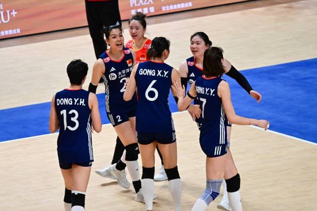 (250622) -- HONG KONG, June 22, 2025 -- Players of China celebrate during the Pool 5 match between China and Italy at the Women s Volleyball Nations League (VNL) 2025 in Hong Kong, south China, June 22, 2025. ) (SP)CHINA-HONG KONG-VOLLEYBALL-NATIONS LEAGUE-WOMEN-CHINA VS ITALY (CN) ZhuxWei 