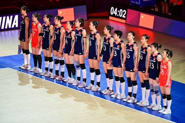 (250622) -- HONG KONG, June 22, 2025 -- Players of China stand in line for the national anthem before the Pool 5 match between China and Italy at the Women s Volleyball Nations League (VNL) 2025 in Hong Kong, south China, June 22, 2025. ) (SP)CHINA-HONG KONG-VOLLEYBALL-NATIONS LEAGUE-WOMEN-CHINA VS ITALY (CN) ZhuxWei 