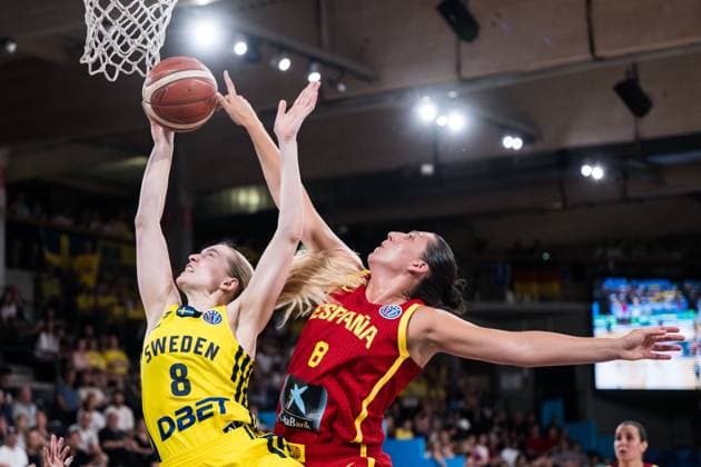 250622 Ellen Nyström of Sweden and Maria Araujo of Spain during the FIBA Women s Eurobasket 2025 match between Sweden and Spain on June 22, 2025 in Hamburg Photo Emma Wallskog BILDBYRAN COP 320 EW0539 basket basketball basket em basket em 2025 em fiba womens eurobasket 2025 european championships sverige sweden spain spanien dam bbeng  Copyright: EMMAxWALLSKOG BB250622EW031