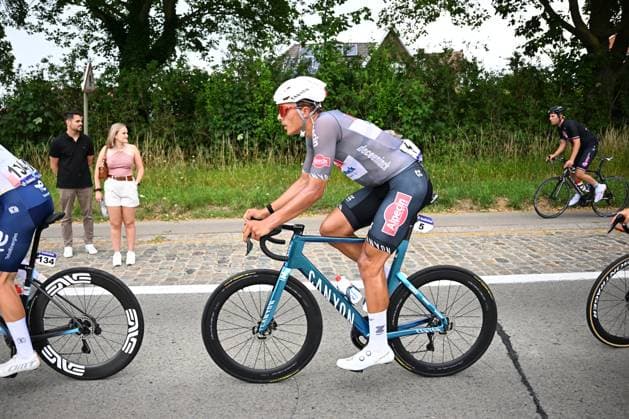 Baloise Belgium Tour 2025 Stage 5 BRUSSEL, BELGIUM - JUNE 22 : Sentjens Sente (BEL) of Alpecin - Deceuninck in action during stage 5 of the 94th edition of Baloise Tour of Belgium an UCI ProSeries 2.Pro cycling road race stage for Men Elite of 183.2 km with start in Brussel and finish in Brussel on June 22, 2025 in Brussel, Belgium, 22 06 2025 ( Motordriver Guy De Vuyst - Brussel Belgium  Copyright: xTomasxSiskx