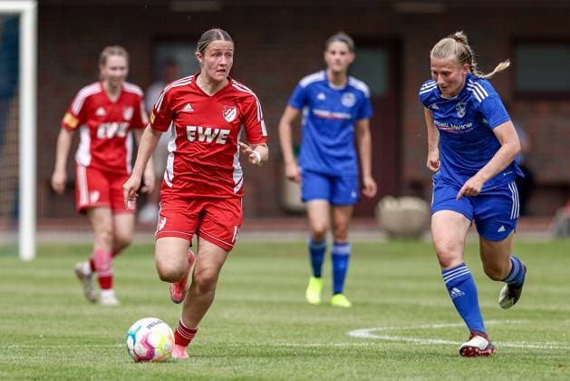 from left Lucy Minne SpVg Aurich, 14 and Rieke Ehlers SSC Hagen Ahrensburg, 30 in duel, duel, dynamics, action, action, match scene, 22 06 2025, Worpswede Germany , football, promotion match Regionalliga Nord women, SpVg Aurich SSC Hagen Ahrensburg xobx