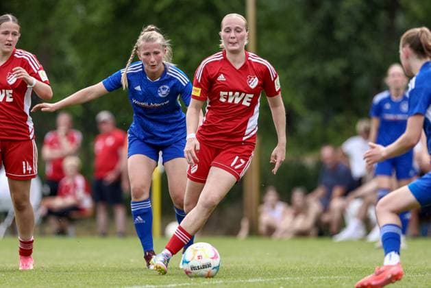 from left Rieke Ehlers SSC Hagen Ahrensburg, 30 and Teresa Frizberg SpVg Aurich, 17 on the ball, single picture, full body, action, action, match scene, 22 06 2025, Worpswede Germany , Soccer, promotion match Regionalliga Nord women, SpVg Aurich SSC Hagen Ahrensburg xobx