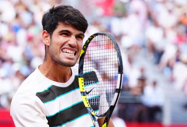 Carlos Alcaraz celebrates a break late in the opening set during the Final Queen s Club Championships, Day 14, Queen s Club, West Kensington, London, UK - 22 Jun 2025  Copyright: xJavierxGarcia Shutterstockx 15366611j
