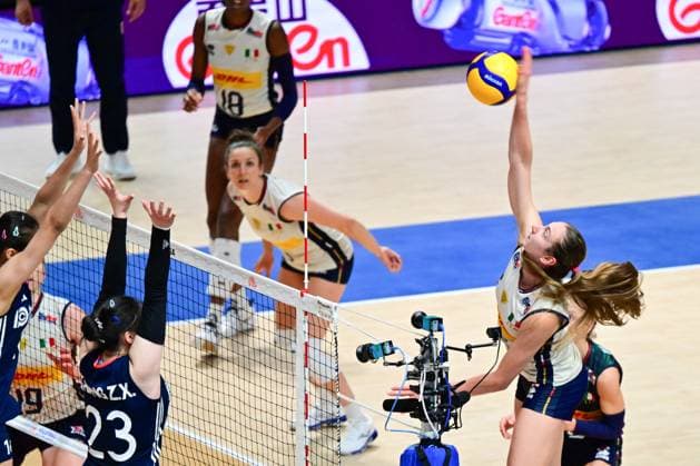 (250622) -- HONG KONG, June 22, 2025 -- Stella Nervini (top R) of Italy competes during the Pool 5 match between China and Italy at the Women s Volleyball Nations League (VNL) 2025 in Hong Kong, south China, June 22, 2025. ) (SP)CHINA-HONG KONG-VOLLEYBALL-NATIONS LEAGUE-WOMEN-CHINA VS ITALY (CN) ZhuxWei 