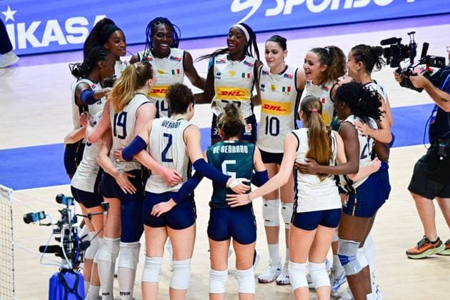 (250622) -- HONG KONG, June 22, 2025 -- Players of Italy celebrate after the Pool 5 match between China and Italy at the Women s Volleyball Nations League (VNL) 2025 in Hong Kong, south China, June 22, 2025. ) (SP)CHINA-HONG KONG-VOLLEYBALL-NATIONS LEAGUE-WOMEN-CHINA VS ITALY (CN) ZhuxWei 