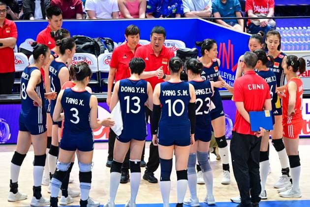 (250622) -- HONG KONG, June 22, 2025 -- Zhao Yong (C), head coach of China gives instructions during the Pool 5 match between China and Italy at the Women s Volleyball Nations League (VNL) 2025 in Hong Kong, south China, June 22, 2025. ) (SP)CHINA-HONG KONG-VOLLEYBALL-NATIONS LEAGUE-WOMEN-CHINA VS ITALY (CN) ZhuxWei 