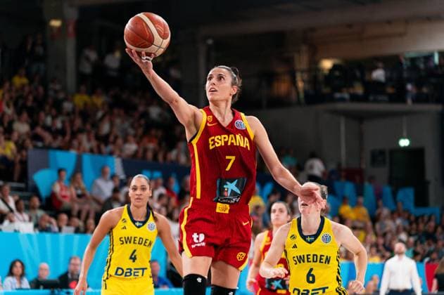 Alba Torrens Spain, 07 with a lay-up, behind Nathalie Fontaine Sweden, 04 and Frida Eldebrink Sweden, 06 , GER, Sweden vs Spain, Basketball, FIBA Womens EuroBasket 2025, Matchday 3, 22 06 2025 GER, Sweden vs Spain, Basketball, FIBA Womens EuroBasket 2025, Matchday 3, 22 06 2025 Hamburg Copyright: xEibner-Pressefoto MaxxVincenx EP_MVN
