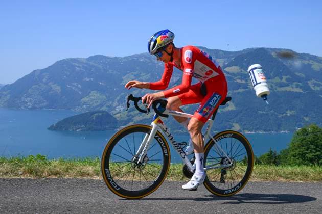 Tour de Suisse 2025 Stage 8 EMMETTEN STOCKHUTTE, SWITZERLAND - JUNE 22 : Vlasov Aleksandr (RUS) of Red Bull BORA - Hansgrohe in action throwing his bottle during stage 8 of the 88th edition of Tour de Suisse an UCI World Tour 2.UWT Individual Time Trial stage for Men Elite of 10.1 km with start in Beckenried and finish in Emmetten Stockhutte on June 22, 2025 in Emmetten Stockhutte, Switzerland, 22 06 2025 ( Motordriver Kenny Verfaillie - Emmetten Stockhutte Switzerland  Copyright: xVincentxKalutx