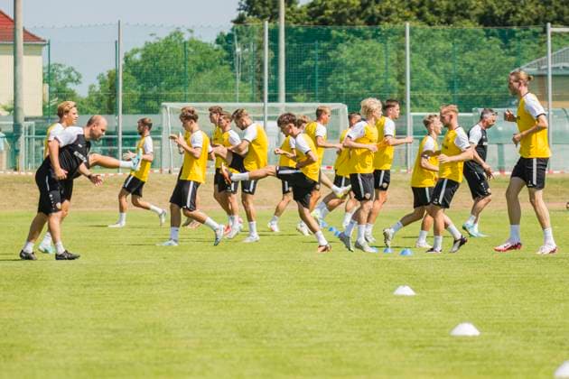 22 06 2025, xomx, Soccer 2 Bundesliga, SG Dynamo Dresden training kick-off season 2025 26 v l The training runs in tropical temperatures DFL DFB REGULATIONS PROHIBIT ANY USE OF PHOTOGRAPHS as IMAGE SEQUENCES and or QUASI VIDEO Dresden