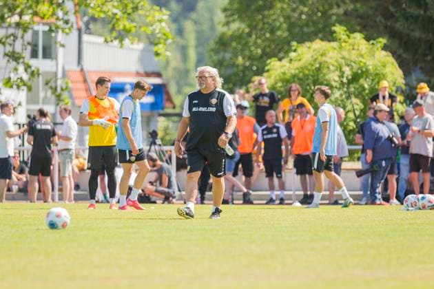 22 06 2025, xomx, Soccer 2 Bundesliga, SG Dynamo Dresden training kick-off season 2025 26 v l The training runs in tropical temperatures Heiko Scholz SG Dynamo Dresden Co Trainer DFL DFB REGULATIONS PROHIBIT ANY USE OF PHOTOGRAPHS as IMAGE SEQUENCES and or QUASI VIDEO Dresden