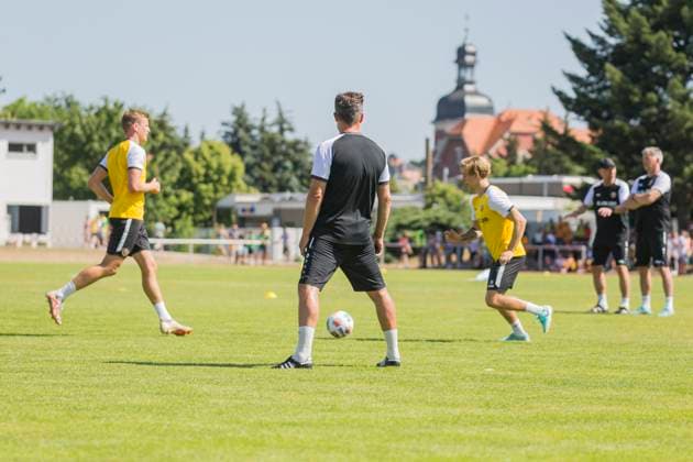 22 06 2025, xomx, Soccer 2 Bundesliga, SG Dynamo Dresden training kick-off season 2025 26 v l Training runs in tropical temperatures Thomas Stamm Dynamo Dresden coach DFL DFB REGULATIONS PROHIBIT ANY USE OF PHOTOGRAPHS as IMAGE SEQUENCES and or QUASI VIDEO Dresden