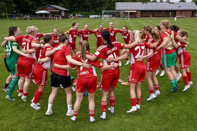 SpVg Aurich players celebrating their promotion to the Regionalliga Nord, jubilation, exuberant, party, cheerful, laughter, joy about the victory, about the won match, 22 06 2025, Worpswede Germany , football, promotion match Regionalliga Nord women, SpVg Aurich SSC Hagen Ahrensburg xobx