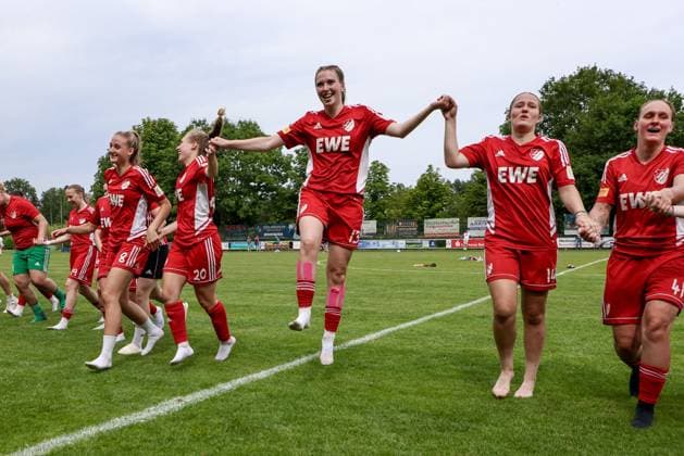SpVg Aurich players celebrating their promotion to the Regionalliga Nord, jubilation, exuberant, party, cheerful, laughter, joy about the victory, about the won match, 22 06 2025, Worpswede Germany , football, promotion match Regionalliga Nord women, SpVg Aurich SSC Hagen Ahrensburg xobx