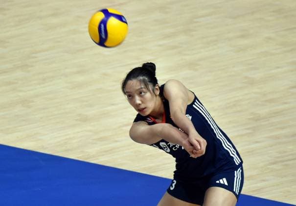 (250622) -- HONG KONG, June 22, 2025 -- Tang Xin of China competes during the Pool 5 match between China and Italy at the Women s Volleyball Nations League (VNL) 2025 in Hong Kong, south China, June 22, 2025. ) (SP)CHINA-HONG KONG-VOLLEYBALL-NATIONS LEAGUE-WOMEN-CHINA VS ITALY (CN) LoxPingxFai 