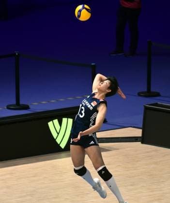 (250622) -- HONG KONG, June 22, 2025 -- Dong Yuhan of China serves during the Pool 5 match between China and Italy at the Women s Volleyball Nations League (VNL) 2025 in Hong Kong, south China, June 22, 2025. ) (SP)CHINA-HONG KONG-VOLLEYBALL-NATIONS LEAGUE-WOMEN-CHINA VS ITALY (CN) LoxPingxFai 