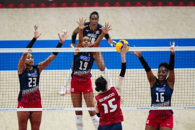 South Korea v Dominican Republic - FIVB Volleyball Nations League (VNL) ISTANBUL, TURKIYE - JUNE 22: Seonwoo Lee (15) of South Korea in action against Gaila Ceneida Gonzalez Lopez (23) of Dominican Republic during FIVB Women s Volleyball Nations League (VNL) 2nd week volleyball match between South Korea and Dominican Republic at Sinan Erdem Dome in Istanbul, Turkiye on June 22, 2025. Hakan Akgun Anadolu Istanbul Turkey. Editorial use only. Please get in touch for any other usage.  Copyright: x2025xAnadoluxHakanxAkgunx