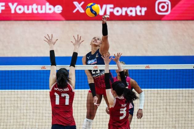 South Korea v Dominican Republic - FIVB Volleyball Nations League (VNL) ISTANBUL, TURKIYE - JUNE 22: Hoyoung Jung (17) of South Korea in action against Gaila Ceneida Gonzalez Lopez (23) of Dominican Republic during FIVB Women s Volleyball Nations League (VNL) 2nd week volleyball match between South Korea and Dominican Republic at Sinan Erdem Dome in Istanbul, Turkiye on June 22, 2025. Hakan Akgun Anadolu Istanbul Turkey. Editorial use only. Please get in touch for any other usage.  Copyright: x2025xAnadoluxHakanxAkgunx