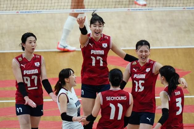 South Korea v Dominican Republic - FIVB Volleyball Nations League (VNL) ISTANBUL, TURKIYE - JUNE 22: Players of South Korea celebrate a score during FIVB Women s Volleyball Nations League (VNL) 2nd week volleyball match between South Korea and Dominican Republic at Sinan Erdem Dome in Istanbul, Turkiye on June 22, 2025. Hakan Akgun Anadolu Istanbul Turkey. Editorial use only. Please get in touch for any other usage.  Copyright: x2025xAnadoluxHakanxAkgunx