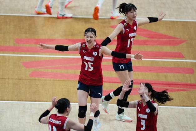 South Korea v Dominican Republic - FIVB Volleyball Nations League (VNL) ISTANBUL, TURKIYE - JUNE 22: Players of South Korea celebrate a score during FIVB Women s Volleyball Nations League (VNL) 2nd week volleyball match between South Korea and Dominican Republic at Sinan Erdem Dome in Istanbul, Turkiye on June 22, 2025. Hakan Akgun Anadolu Istanbul Turkey. Editorial use only. Please get in touch for any other usage.  Copyright: x2025xAnadoluxHakanxAkgunx