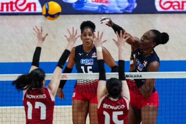 South Korea v Dominican Republic - FIVB Volleyball Nations League (VNL) ISTANBUL, TURKIYE - JUNE 22: Hoyoung Jung (17) of South Korea in action against Yonkaira Paola Pena Isabel (16) of Dominican Republic during FIVB Women s Volleyball Nations League (VNL) 2nd week volleyball match between South Korea and Dominican Republic at Sinan Erdem Dome in Istanbul, Turkiye on June 22, 2025. Hakan Akgun Anadolu Istanbul Turkey. Editorial use only. Please get in touch for any other usage.  Copyright: x2025xAnadoluxHakanxAkgunx