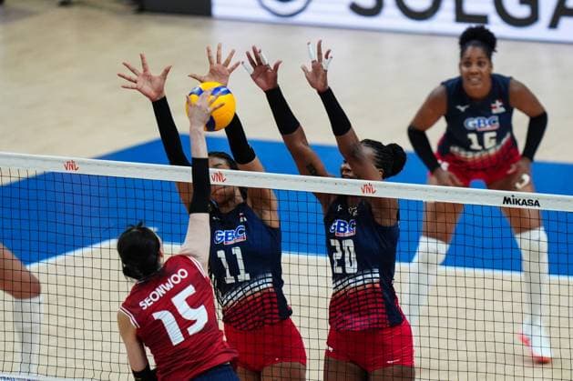 South Korea v Dominican Republic - FIVB Volleyball Nations League (VNL) ISTANBUL, TURKIYE - JUNE 22: Seonwoo Lee (15) of South Korea in action against Geraldine Sthefany Gonzalez (11) of Dominican Republic during FIVB Women s Volleyball Nations League (VNL) 2nd week volleyball match between South Korea and Dominican Republic at Sinan Erdem Dome in Istanbul, Turkiye on June 22, 2025. Hakan Akgun Anadolu Istanbul Turkey. Editorial use only. Please get in touch for any other usage.  Copyright: x2025xAnadoluxHakanxAkgunx