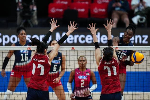 South Korea v Dominican Republic - FIVB Volleyball Nations League (VNL) ISTANBUL, TURKIYE - JUNE 22: Seoyoung Yuk (11) of South Korea in action against Brayelin Elizabeth Martinez (20) of Dominican Republic during FIVB Women s Volleyball Nations League (VNL) 2nd week volleyball match between South Korea and Dominican Republic at Sinan Erdem Dome in Istanbul, Turkiye on June 22, 2025. Hakan Akgun Anadolu Istanbul Turkey. Editorial use only. Please get in touch for any other usage.  Copyright: x2025xAnadoluxHakanxAkgunx