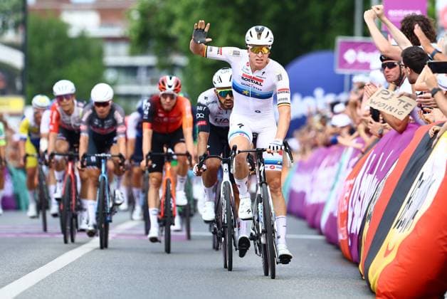 Belgian Tim Merlier of Soudal Quick-Step celebrates as he crosses the finish line of stage 5, the last stage of the Baloise Belgium Tour cycling race, from and to Brussels (183,2 km), Sunday 22 June 2025. The Baloise Belgium Tour takes place from 18 to 22 June. DAVIDxPINTENS  x127570100x