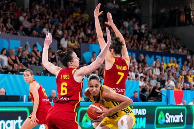 Nathalie Fontaine Sweden, 04 prevails against Aina Ayuso Spain, 06 and Alba Torrens Spain, 07, GER, Sweden vs Spain, Basketball, FIBA Womens EuroBasket 2025, Matchday 3, 22 06 2025 GER, Sweden vs Spain, Basketball, FIBA Womens EuroBasket 2025, Matchday 3, 22 06 2025 Hamburg Copyright: xEibner-Pressefoto MaxxVincenx EP_MVN