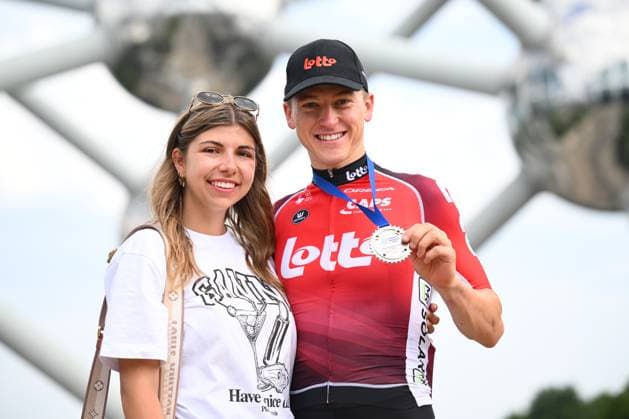 Baloise Belgium Tour 2025 Stage 5 BRUSSEL, BELGIUM - JUNE 22 : Berckmoes Jenno (BEL) of Lotto Cycling Team and girlfriend on the podium during stage 5 of the 94th edition of Baloise Tour of Belgium an UCI ProSeries 2.Pro cycling road race stage for Men Elite of 183.2 km with start in Brussel and finish in Brussel on June 22, 2025 in Brussel, Belgium, 22 06 2025 ( Motordriver Guy De Vuyst - Brussel Belgium  Copyright: xTomasxSiskx