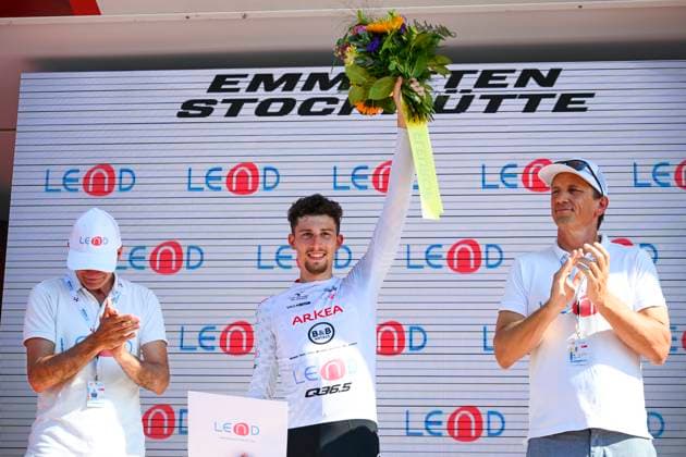 Tour de Suisse 2025 Stage 8 EMMETTEN STOCKHUTTE, SWITZERLAND - JUNE 22 : Vauquelin Kevin (FRA) of Arkea - B&B Hotels on the podium with the white jersey during stage 8 of the 88th edition of Tour de Suisse an UCI World Tour 2.UWT Individual Time Trial stage for Men Elite of 10.1 km with start in Beckenried and finish in Emmetten Stockhutte on June 22, 2025 in Emmetten Stockhutte, Switzerland, 22 06 2025 ( Motordriver Kenny Verfaillie - Emmetten Stockhutte Switzerland  Copyright: xVincentxKalutx