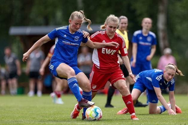 from left Rieke Ehlers SSC Hagen Ahrensburg, 30 and Ana Carolin Hoffmann SpVg Aurich, 20 in duel, duel, dynamics, action, action, match scene, 22 06 2025, Worpswede Germany , Soccer, promotion match Regionalliga Nord women, SpVg Aurich SSC Hagen Ahrensburg xobx