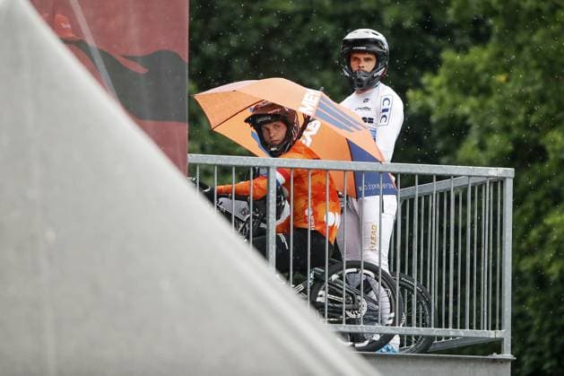 ARNHEM - Participants shelter from the rain during the 12th edition of the BMX World Cup on June 22, 2025 in Arnhem. ANP BART STOUTJESDIJK xVIxANPxSportx xxANPxIVx 530309470 originalFilename: 530309470.jpg