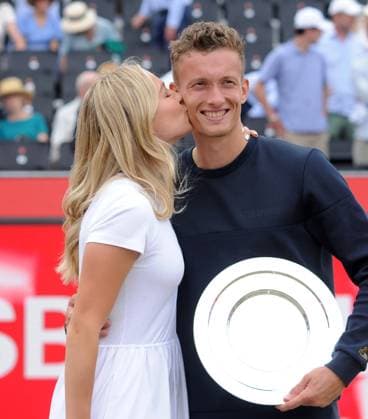 Tennis - 2025 ATP, Tennis Herren Men s HSBC Men™s Championships - Singles Final - Carlos Alcaraz (Sp) vs Jiri Lehecka (Czech) - Queen™s Club - Sunday 22nd June 2025 Jiri Lehecka gets a kiss from his girl friend with his runners up plate 