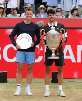 Tennis - 2025 ATP, Tennis Herren Men s HSBC Men™s Championships - Singles Final - Carlos Alcaraz (Sp) vs Jiri Lehecka (Czech) - Queen™s Club - Sunday 22nd June 2025 Carlos Alcaraz of Spain with the trophy and Jiri Lehecka with his runners uo plate 