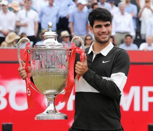 Sport Bilder des Tages Tennis - 2025 ATP, Tennis Herren Men s HSBC Men™s Championships - Singles Final - Carlos Alcaraz (Sp) vs Jiri Lehecka (Czech) - Queen™s Club - Sunday 22nd June 2025 Carlos Alcaraz of Spain with the trophy 