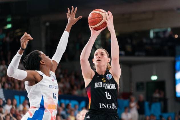 Sport Themen der Woche KW25 Sport Bilder des Tages Luisa Geiseloder (Deutschland, 15) beim Wurf, Temi Fagbenle (Großbritannien, 14), GER, Großbritannien vs. Deutschland, Basketball, FIBA Womens EuroBasket 2025, Spieltag 3, 22.06.2025 GER, Großbritannien vs. Deutschland, Basketball, FIBA Womens EuroBasket 2025, Spieltag 3, 22.06.2025 Hamburg *** Luisa Geiseloder Germany, 15 on throw, Temi Fagbenle Great Britain, 14 , GER, Great Britain vs Germany, Basketball, FIBA Womens EuroBasket 2025, Matchday 3, 22 06 2025 GER, Great Britain vs Germany, Basketball, FIBA Womens EuroBasket 2025, Matchday 3, 22 06 2025 Hamburg Copyright: xEibner-Pressefoto MaxxVincenx EP_MVN