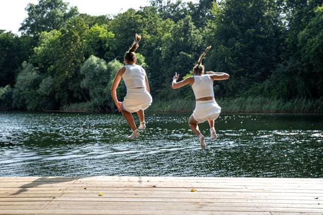 The traditional winner jump into the Hundekehlesee Olivia NICHOLLS GBR and Tereza MIHALIKOVA SVK, Berlin Tennis Open by HYLO 2025, Berlin, LTTC Rot Weiß , 22 06 2025, Copyright: xClaudioxGärtnerx