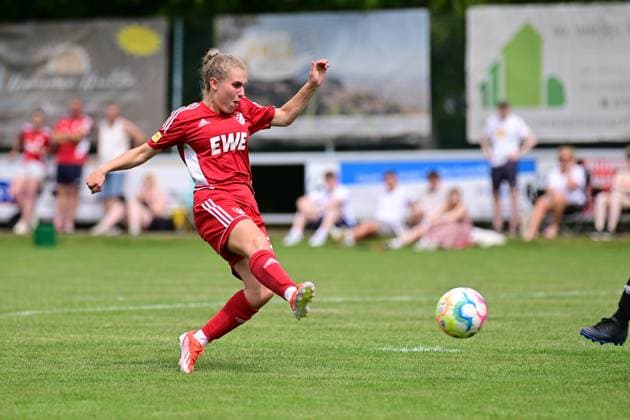 Soccer I Women I Season 2024 2025 I Decisive match for Regionalliga Nord I SpVg Aurich SSC Hagen Ahrensburg I 22 06 2025 Goal kick by Ana Carolin Hoffmann 20, SpVg Aurich , the ball will go into the goal and increase the score to 3 0 Worpswede Eiche A Platz Niedersachsen Germany Copyright: xLobeca WolfxGebhardtx