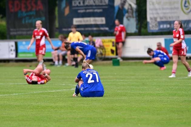 Soccer I Women I 2024 2025 season I Decisive match for Regionalliga Nord I SpVg Aurich SSC Hagen Ahrensburg I 22 06 2025 Disappointment at SSC Hagen Ahrensburg after the final whistle Vivian Philipkowski 21, SSC Hagen Ahrensburg sits on the pitch with her head bowed, her disappointed teammates in the background Worpswede Eiche A Platz Niedersachsen Germany Copyright: xLobeca WolfxGebhardtx