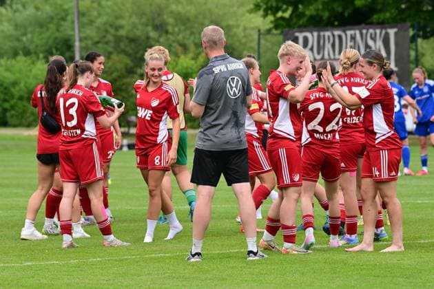 Soccer I Women I Season 2024 2025 I Decisive match for Regionalliga Nord I SpVg Aurich SSC Hagen Ahrensburg I 22 06 2025 Cheers, excitement, enthusiasm, euphoria, joy, happiness, cheerfulness at SpVg Aurich, who are happy about promotion Worpswede Eiche A Platz Niedersachsen Germany Copyright: xLobeca WolfxGebhardtx