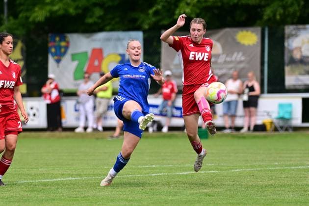 Soccer I Women I Season 2024 2025 I Decision match for Regionalliga Nord I SpVg Aurich SSC Hagen Ahrensburg I 22 06 2025 Goal kick by Vivian Philipkowski 21, SSC Hagen Ahrensburg , Jule Kersten 13, SpVg Aurich tries to block the ball Worpswede Eiche A Platz Niedersachsen Germany Copyright: xLobeca WolfxGebhardtx