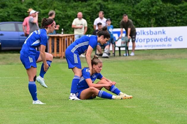 Soccer I Women I 2024 2025 season I Decisive match for Regionalliga Nord I SpVg Aurich SSC Hagen Ahrensburg I 22 06 2025 Disappointment at SSC Hagen Ahrensburg after the final whistle Anika Elschenbroich 11, SSC Hagen Ahrensburg sits on the pitch, her teammates try to comfort her Worpswede Eiche A Platz Niedersachsen Germany Copyright: xLobeca WolfxGebhardtx