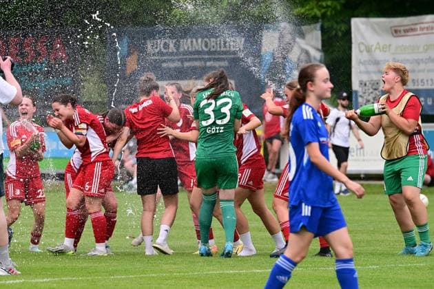 Soccer I Women I Season 2024 2025 I Decisive match for Regionalliga Nord I SpVg Aurich SSC Hagen Ahrensburg I 22 06 2025 Champagne shower at SpVg Aurich, promotion is duly celebrated Worpswede Eiche A Platz Niedersachsen Germany Copyright: xLobeca WolfxGebhardtx