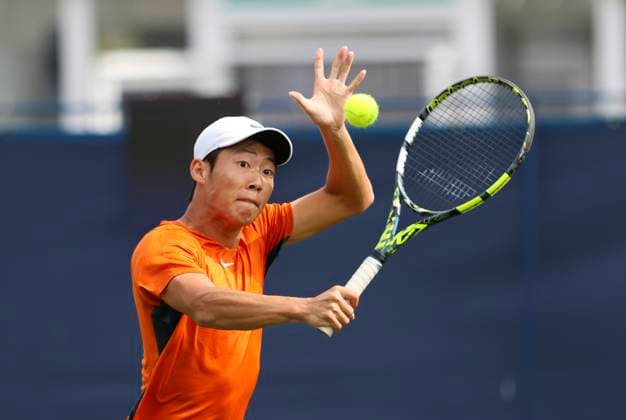 Sport Bilder des Tages 22nd June 2025; Devonshire Park, Eastbourne, East Sussex, England: Lexus International Eastbourne, Qualifying Day 2; Chun-Hsin Tseng (TPE) plays a backhand shot against Mattia Bellucci (ITA)  ActionPlus12804462 HongboxChen