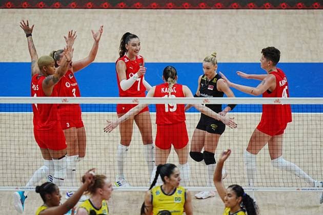Turkiye v Brazil - FIVB Volleyball Nations League ISTANBUL, TURKIYE - JUNE 22: Players of Turkiye celebrate after a score during FIVB Women s Volleyball Nations League (VNL) 2nd week volleyball match between Turkiye and Brazil at Sinan Erdem Sports Hall in Istanbul, Turkiye on June 22, 2025. Hakan Akgun Anadolu Istanbul Turkey. Editorial use only. Please get in touch for any other usage.  Copyright: x2025xAnadoluxHakanxAkgunx