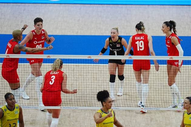 Turkiye v Brazil - FIVB Volleyball Nations League ISTANBUL, TURKIYE - JUNE 22: Players of Turkiye celebrate after a score during FIVB Women s Volleyball Nations League (VNL) 2nd week volleyball match between Turkiye and Brazil at Sinan Erdem Sports Hall in Istanbul, Turkiye on June 22, 2025. Hakan Akgun Anadolu Istanbul Turkey. Editorial use only. Please get in touch for any other usage.  Copyright: x2025xAnadoluxHakanxAkgunx